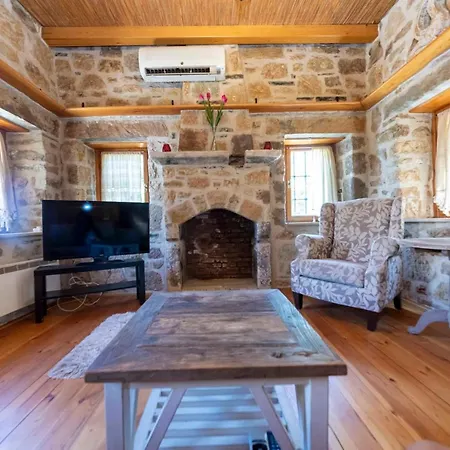 Lejlighed Captivating Stone House With Patio Near Beach In The Heart Of *