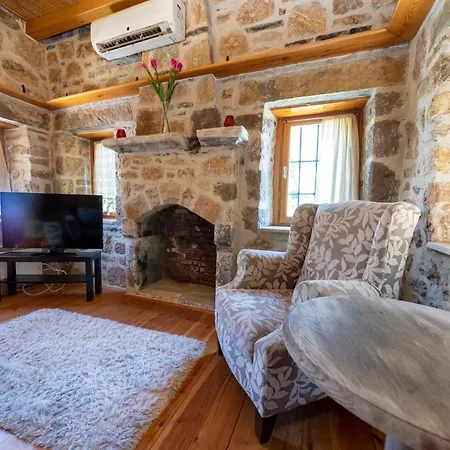 Lejlighed Captivating Stone House With Patio Near Beach In The Heart Of *