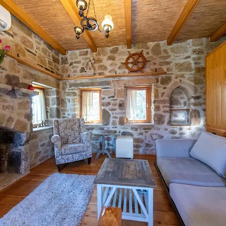 Lejlighed Captivating Stone House With Patio Near Beach In The Heart Of *