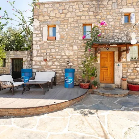 Captivating Stone House With Patio Near Beach In The Heart Of Lägenhet *