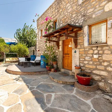 Captivating Stone House With Patio Near Beach In The Heart Of Lägenhet *